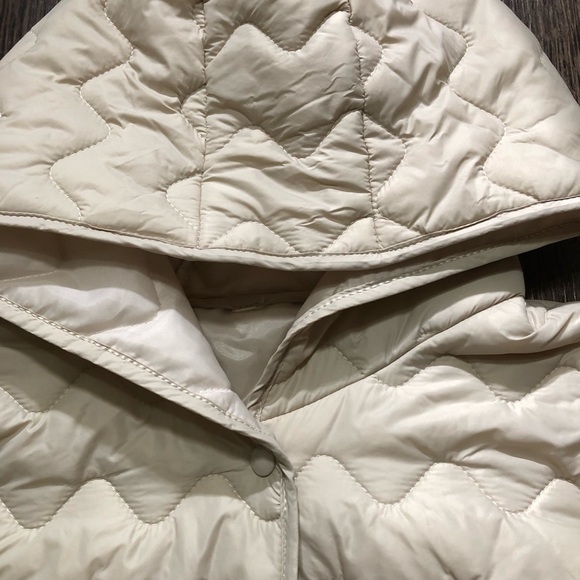 💕Host Pick💕Beige Quilted Hooded Vest - Picture 10 of 17